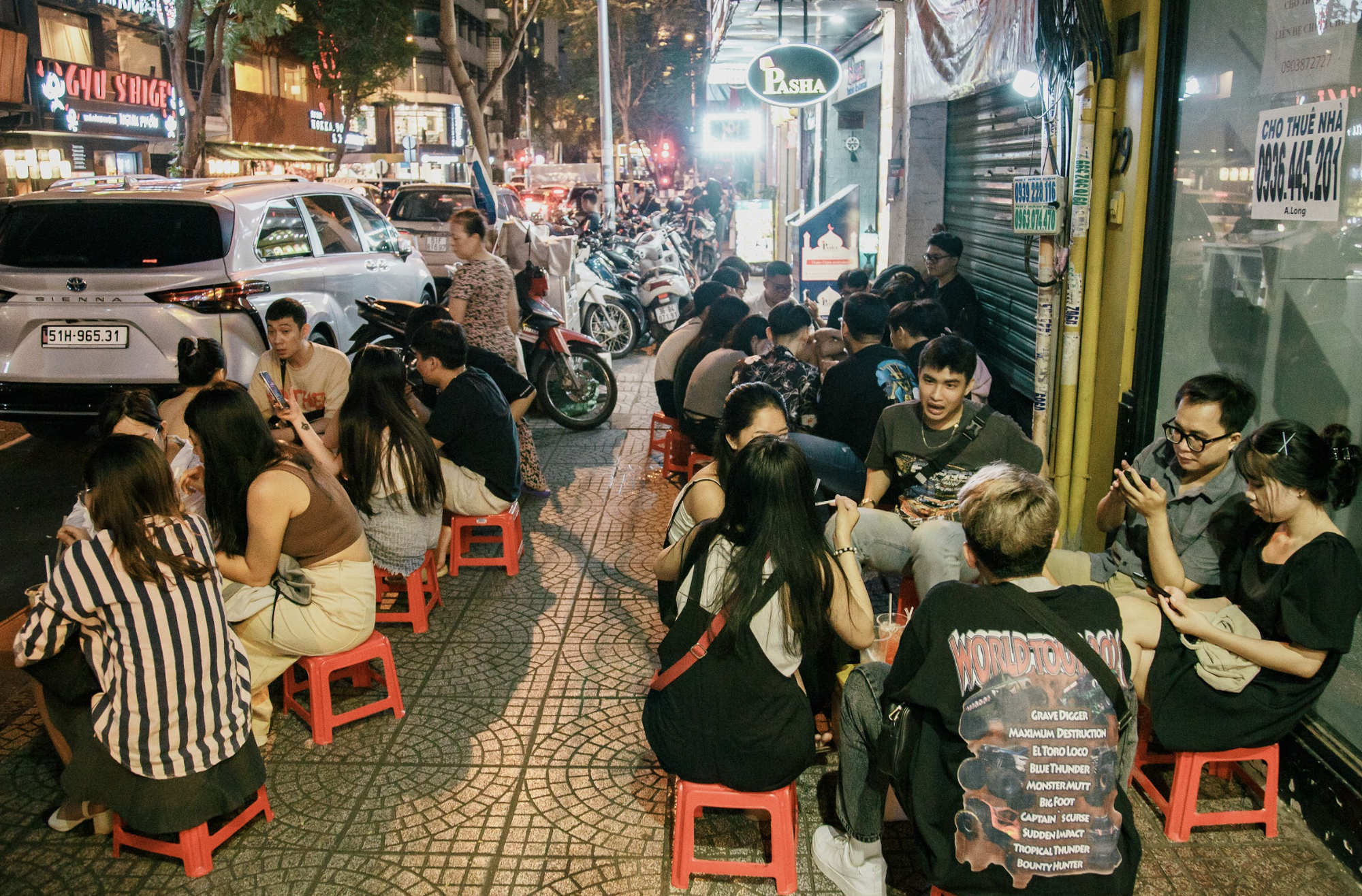 When the wave of sidewalk coffee is on the throne again: Where are the areas that are crowded with young people in Ho Chi Minh City? - ALONGWALKER
