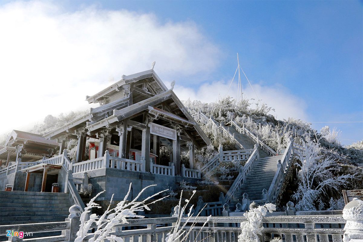 Photos] Snow Blankets Mount Fansipan During Winter Freeze - Saigoneer
